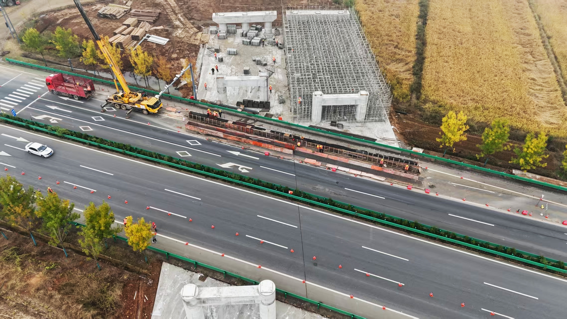 淮桐高速K97+943.2大桥展开跨路施工